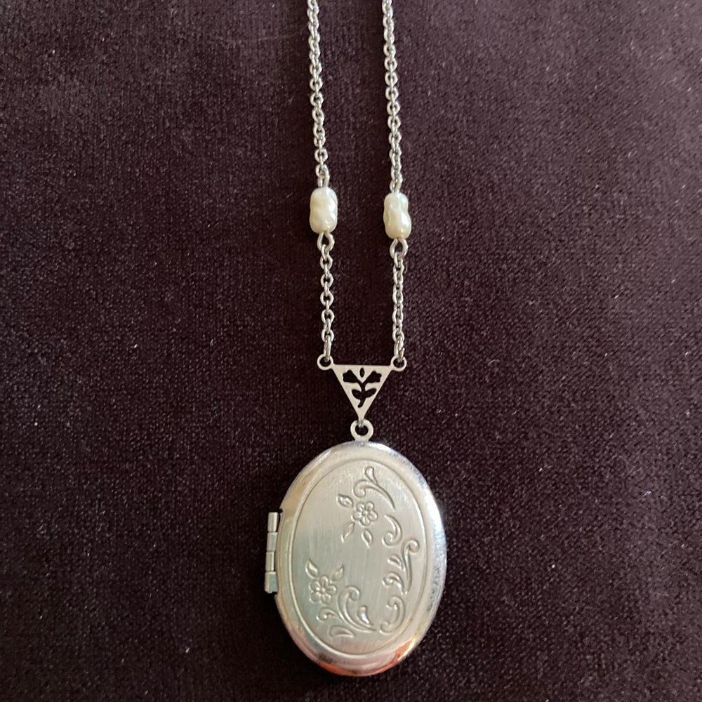 Avon Silver Tone Oval Shaped Locket With floral Design & Pearls - Picture 4 of 7